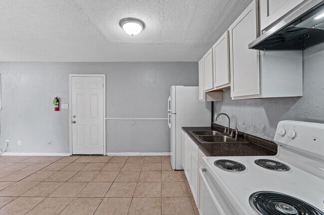 Building Photo - 1820 E Texas St