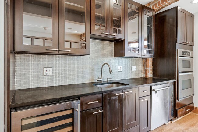 Building Photo - Big and Comfy Townhouse