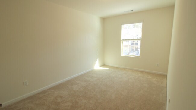 Building Photo - Beautiful and Bright 3 bedroom 2.5 bath Townhouse in Brightleaf with a Garage!!