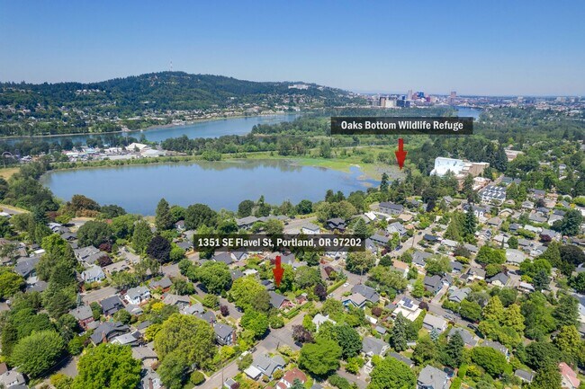 Building Photo - Updated 1926 4-bdrm/3-bath Sellwood bungal...