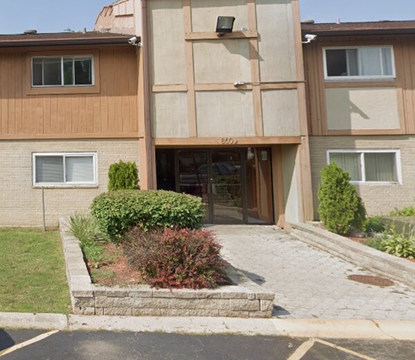 Building Photo - 850 E Old Willow Rd