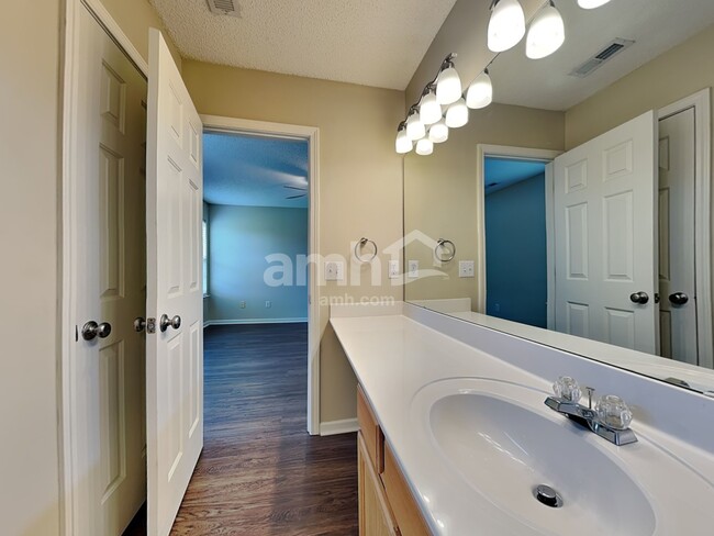 Building Photo - 1006 Fort Clapsop Ct