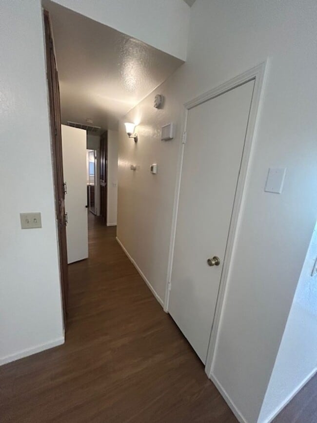 Building Photo - 3 bedroom 2 bath in central Visalia!