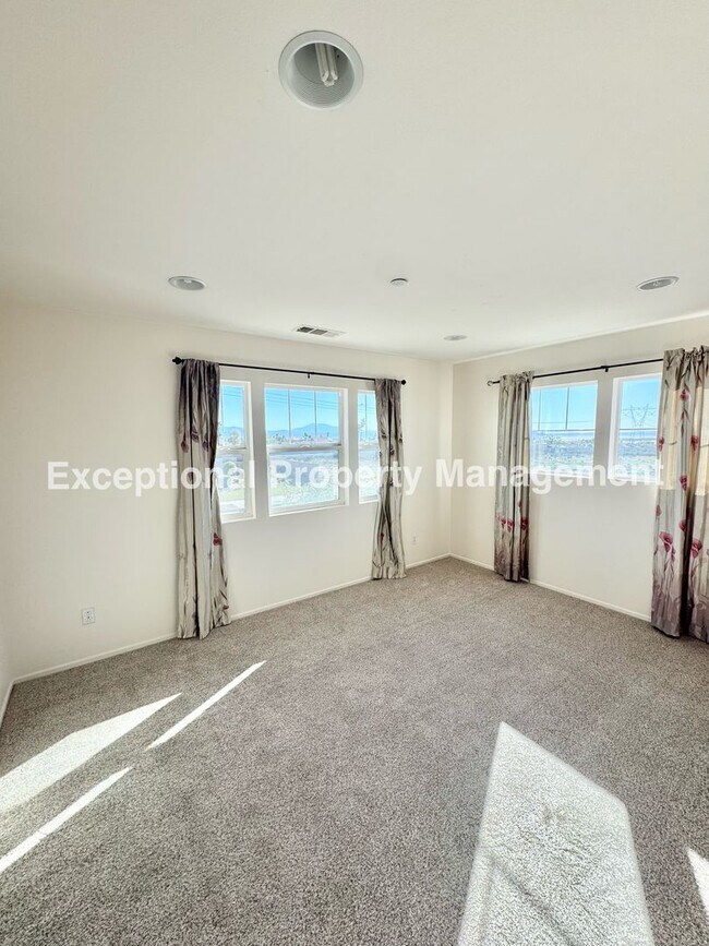 Building Photo - Read to move in 4 bedroom 3 bath home with a den