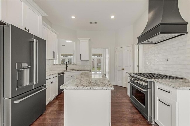 Building Photo - 304 Mistletoe Dr