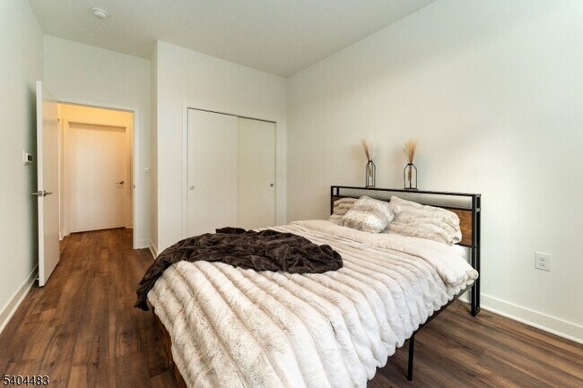 Building Photo - 18 W Main St