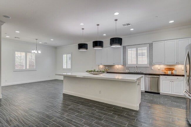 Building Photo - Luxury Single Story 3 Bedroom!