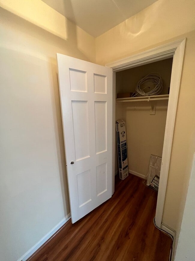 Building Photo - Large 2 bedroom, 1 bathroom condo, just mi...