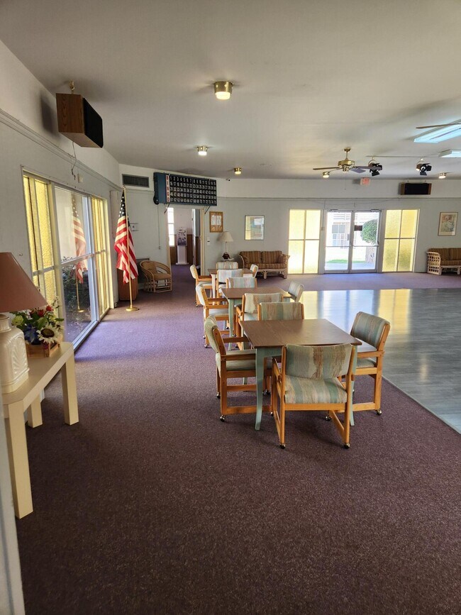 Building Photo - 600 Village Green Ct