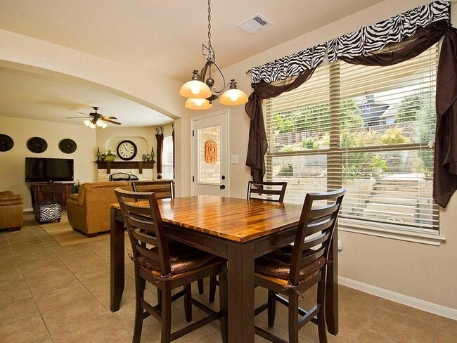 Building Photo - 271 Longmont Ln