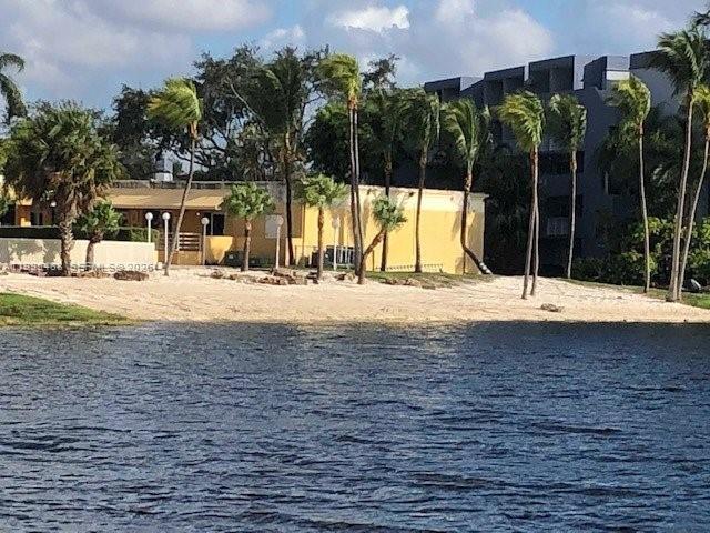 Building Photo - 9351 Fontainebleau Blvd