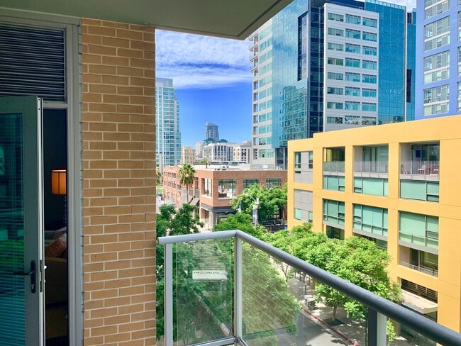 Building Photo - Beautiful Condo Adjacent to Petco Park - P...