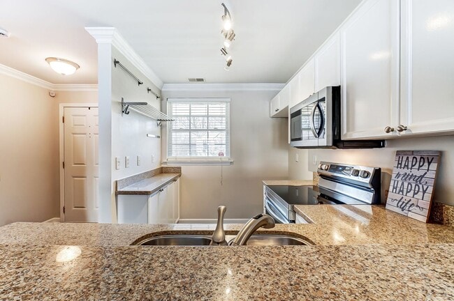 Building Photo - Charming Townhome in Sought-After Williams...