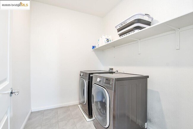 Building Photo - 278 Sespe Creek Ave.