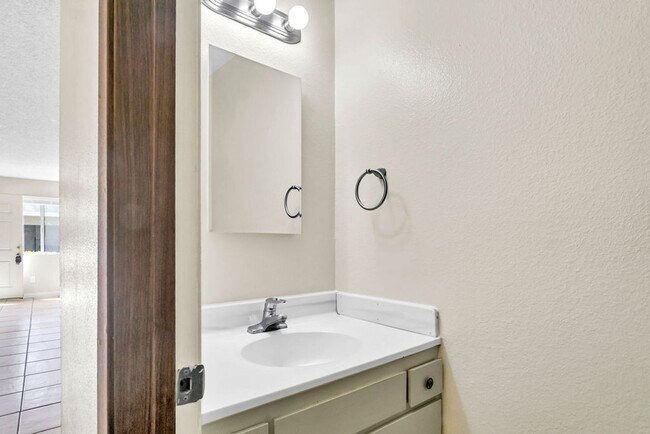 Building Photo - Spacious three bedroom with office in Prim...