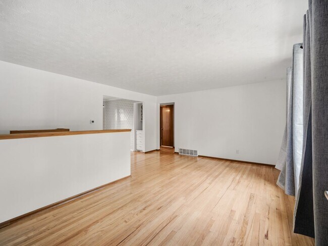 Building Photo - Spacious Unfurnished Home in Northwest Spokane