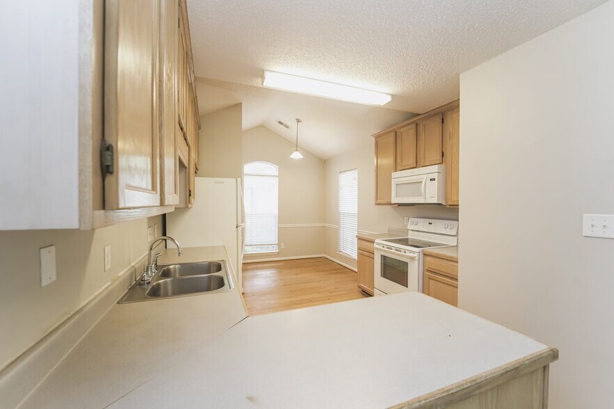 Building Photo - 8400 Woodford Bridge Dr