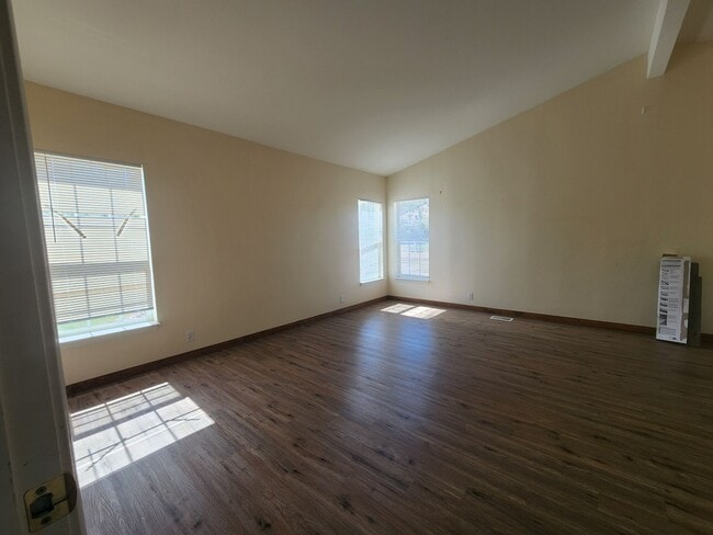 Building Photo - Family Home on 4 acres close to schools