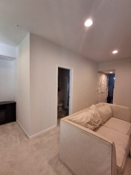 Building Photo - 307 Spring Bank Way