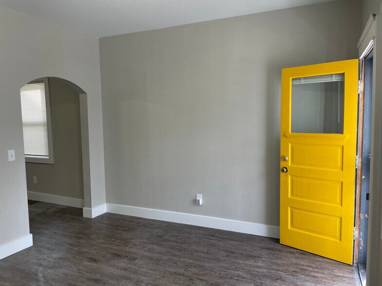 Building Photo - 1585 E 32nd St