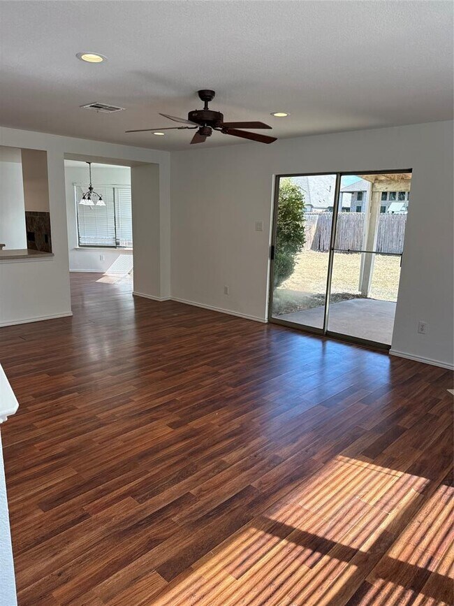 Building Photo - 2114 Cottontail Dr