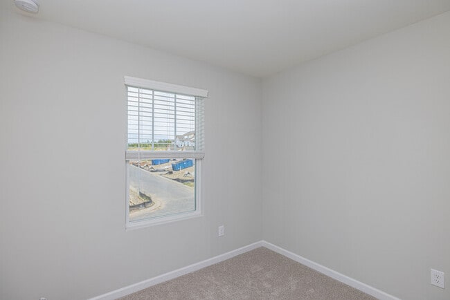 Building Photo - BEAUTIFUL 3BD/2.5BTH Townhome - MALLARD CREEK- ASK ABOUT OUR JANUARY MOVE IN SPECIAL