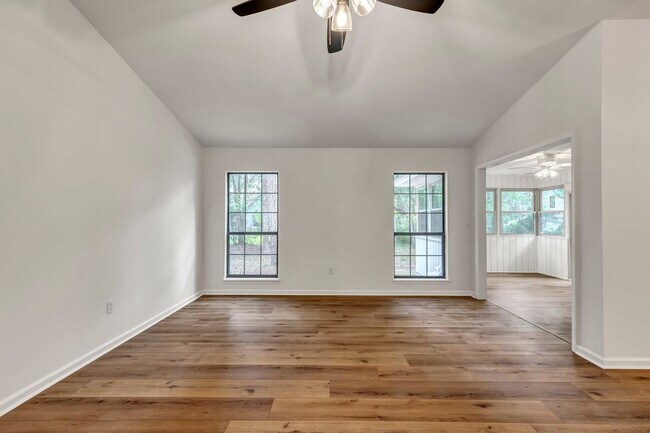 Building Photo - Beautifully Renovated 3 bed/2.5 bath in Ri...