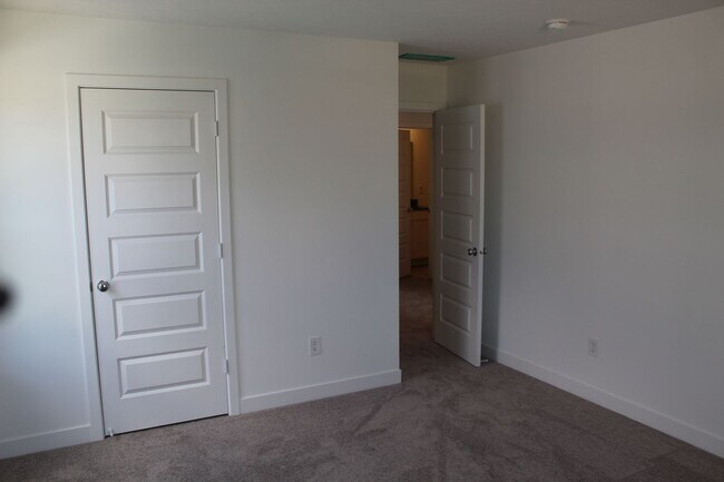 Building Photo - Available Now! Brand New 5 BR Lennar Home ...