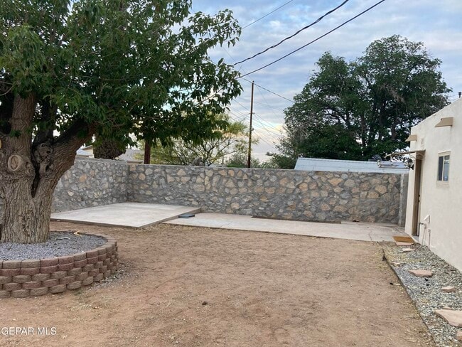 Building Photo - 4737 Tropicana Ave