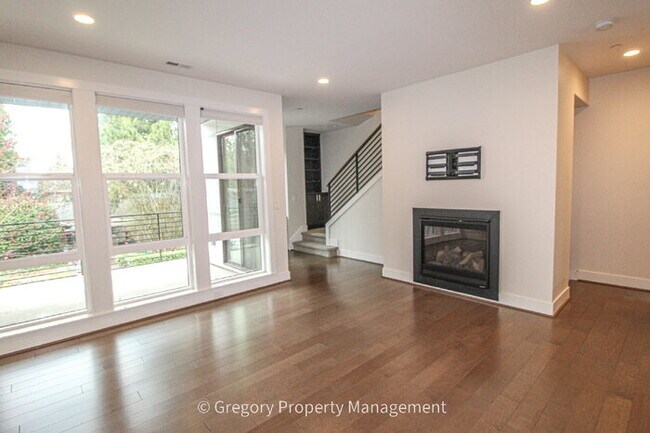 Building Photo - Newer Luxury 4 Bed 3 Bath 2 Car Garage Townhouse in Desirable Downtown Bothell Location. Walk to ...