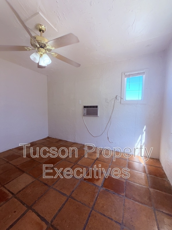 Building Photo - 132 E Jacinto St