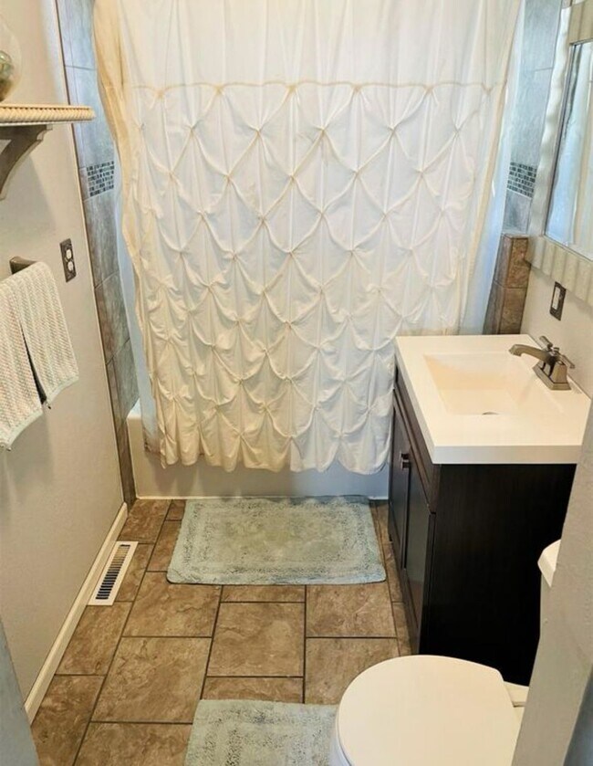 Building Photo - Available October 4, 2025! Remodeled Histo...