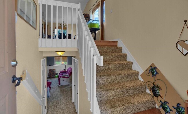 Building Photo - 3 Bedroom 2 Bath Single Family Home Near U...