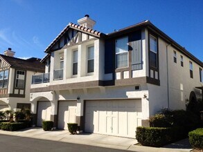 Building Photo - Impressive 2 Story, 2 Bedroom 2.5 Bath tow...