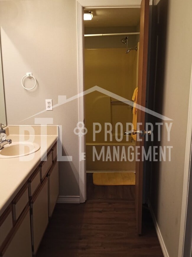 Building Photo - Great Walk-In Unit!