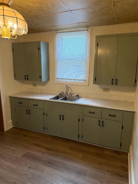 Building Photo - 705 Lexington Ave