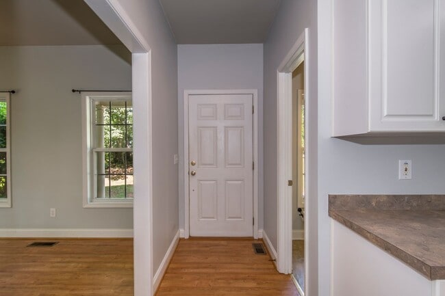 Building Photo - Rare opportunity to rent on LAKE MURRAY!