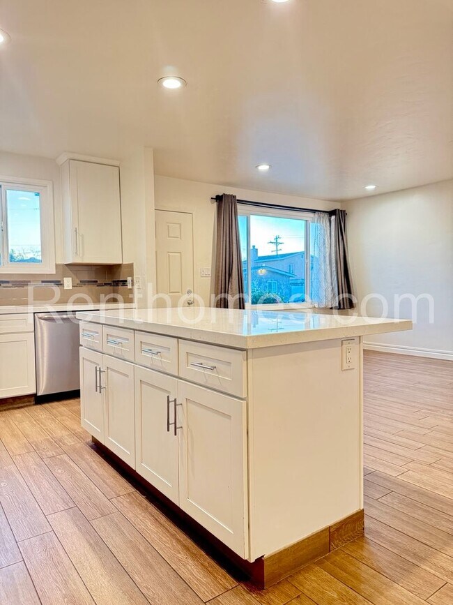 Building Photo - 5034 Baxter St