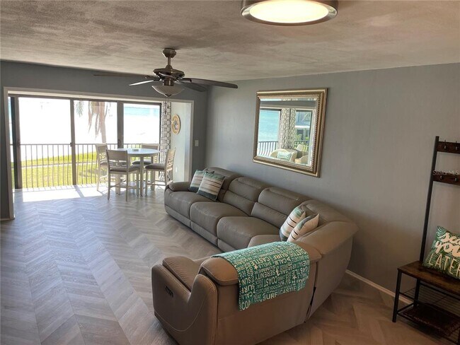 Building Photo - 895 S Gulfview Blvd