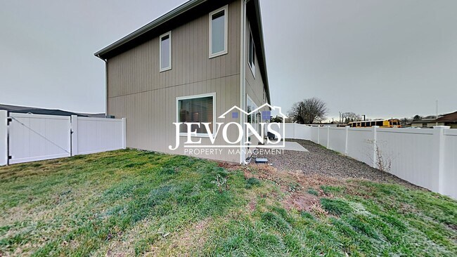 Building Photo - 702 N 29th Ave