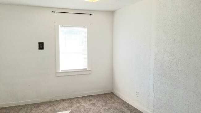 Building Photo - ADORABLE HOME ON LARGE LOT