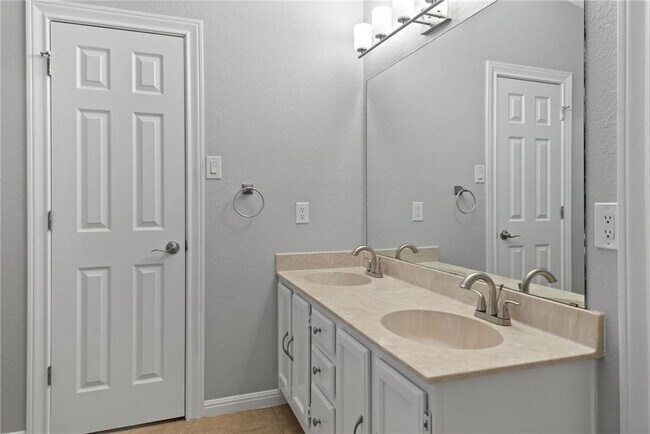 Building Photo - 1904 Dayflower Trce