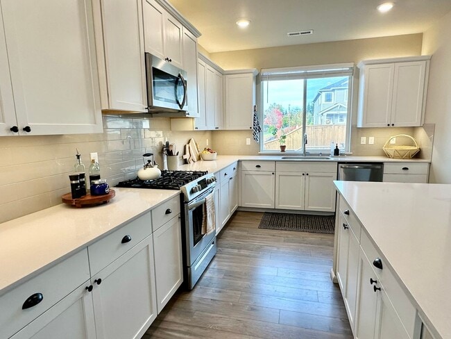 Building Photo - Stunning Stewart Crossing Home!