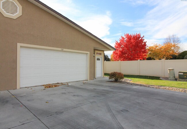 Primary Photo - 2 Bed/2 Bath Towhouse in Kennewick