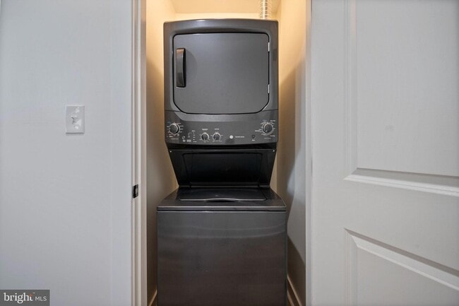 Building Photo - 555 S Marlyn Ave