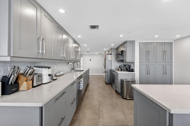 Building Photo - 4301 N Ocean Blvd