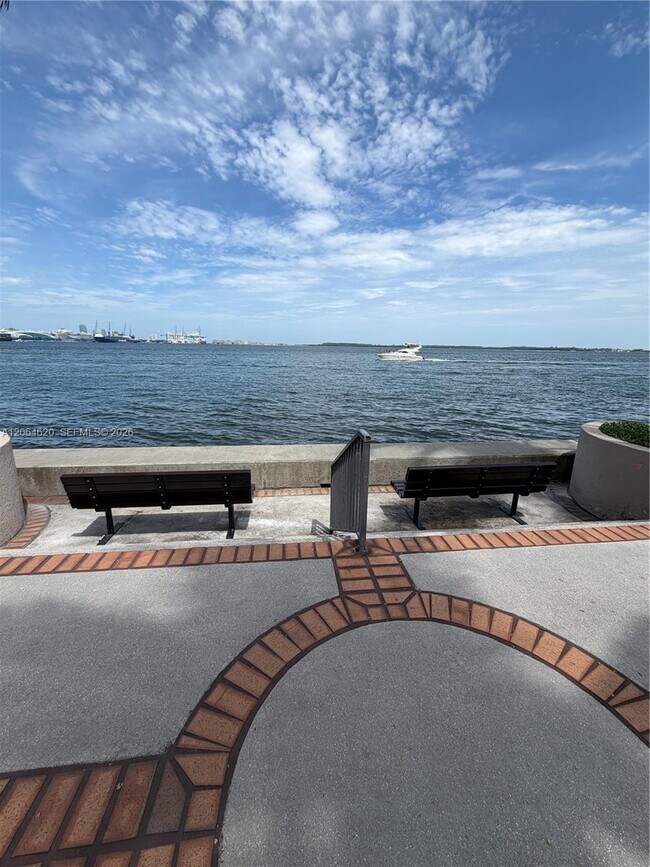 Building Photo - 540 Brickell Key Dr