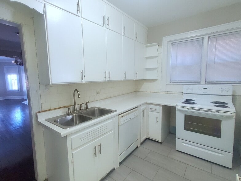 Building Photo - 8028 S Phillips Ave