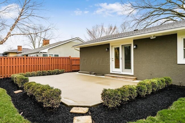 Building Photo - 2850 Pickwick Dr