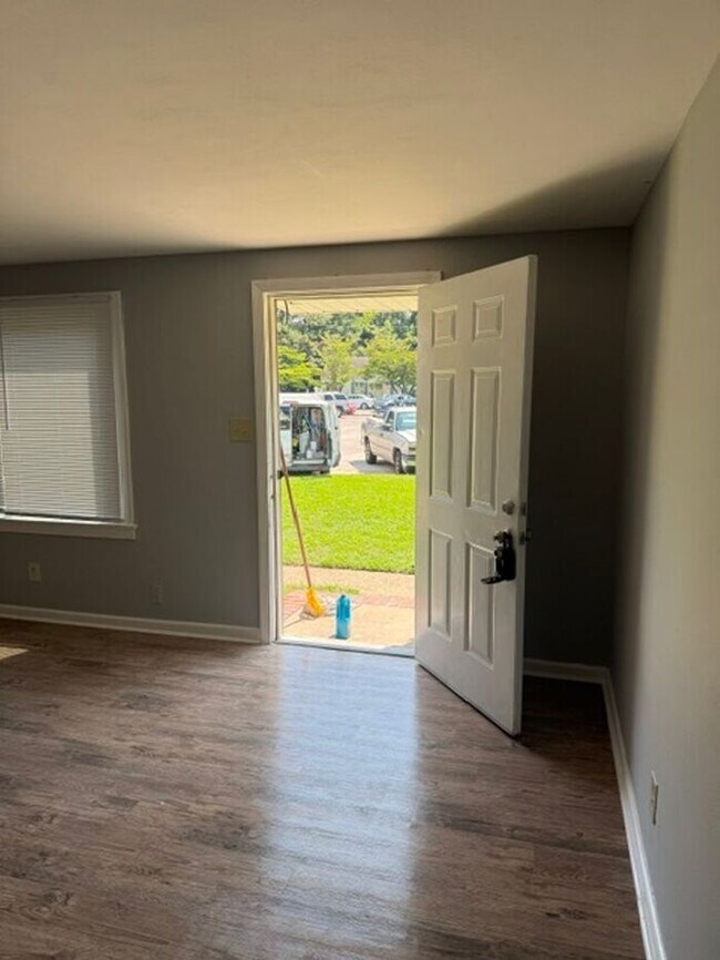 Building Photo - Spacious Two Bedroom Townhouse